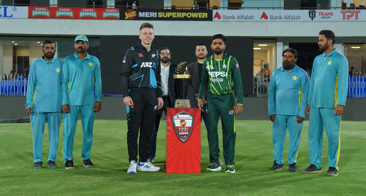 Groundstaff at Pindi Cricket Stadium — Zahid Iqbal, Ziaur Rehman, Gul Sher and Raja Adeeb — pose with the captains during the trophy unveiling ceremony. Brilliant PCB 👍 #PAKvsNZ #BabarAzam𓃵