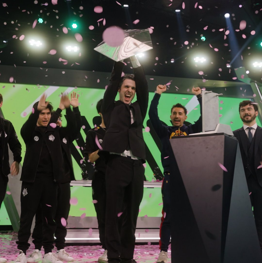 AGONbyAOC's tweet photo. Raise the trophy high, champions of the rift 🏆💪
Huge congrats to @G2League for claiming the @LEC Spring Finals championship!
#G2ARMY #LECSpring #leagueoflegends #esports #gaming https://t.co/Byp4xcedSG