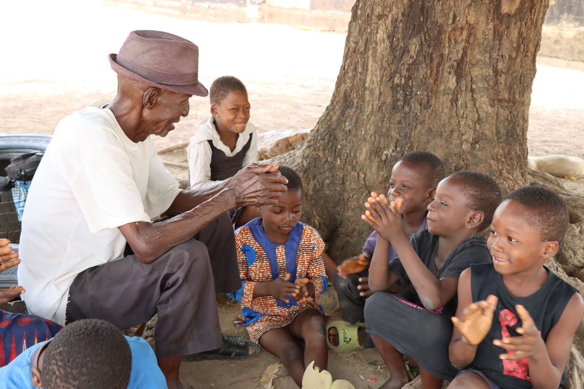 La présence et l’amour inconditionnel des grands-parents apportent aux enfants une sensation de sécurité et de stabilité, ce qui renforce leur bien-être émotionnel et social. #PourChaqueEnfant #UNICEFTogo