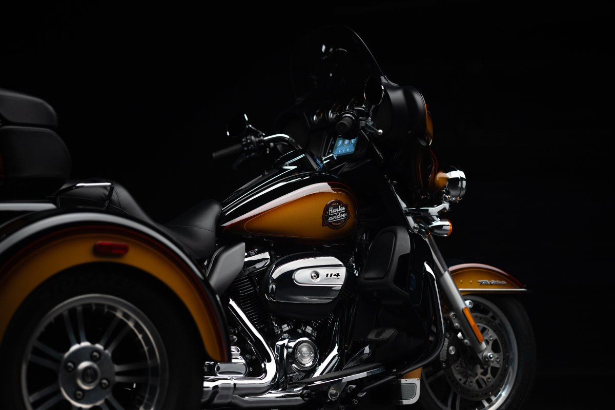 The 2024 Tobacco Fade Tri Glide Ultra is a limited-release homage to the rock lifestyle with a paint scheme that shines brightest under a glowing marquee. Learn more ➡️ h-d.com/enthusiastmoto…​ #HarleyDavidson #EnthusiastCollection #TriGlideUltra