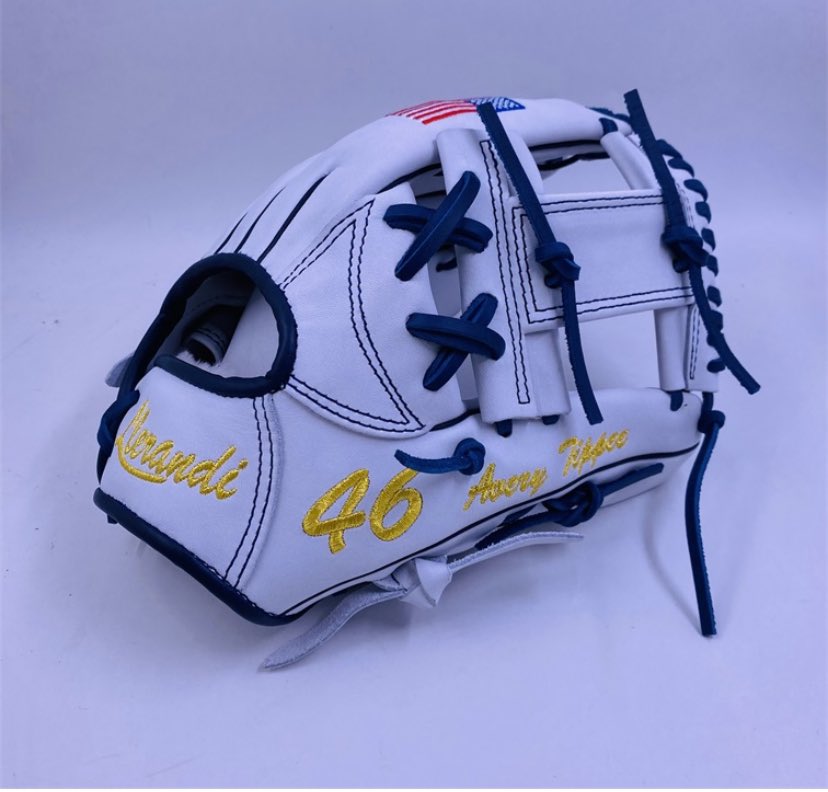 Llerandigloves.com of Houston! Sneak peek of gloves coming in next week .. good luck to all our clients as they start playoffs soon! Playoffs? Lol @TopPreps @SunilSunderRaj3 @DirectRecruits @tyner_simpson @16newt #baseball #softball