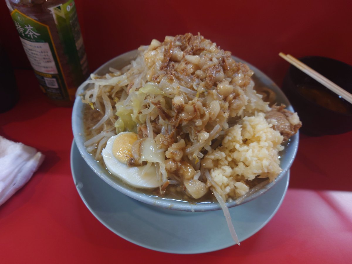 昨日のラーメン！
富士丸西新井大師店
麺がやっぱり固めで好きな茹で上がり。ブタカス油につけてズルズル。普通にズルズル。生卵でもズルズル。
めちゃ美味しかったです(*´ч`*)
ご馳走様でした🙏