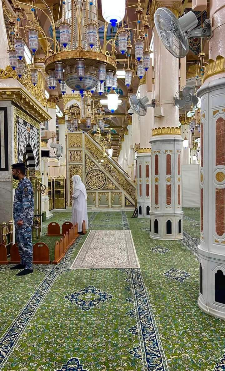 LAllght's tweet photo. قالَ النبیﷺعنقریب لوگوں پردھوکے سےبھرپور سال آئیں گےجس میں
1)جھوٹےکو سچااورسچےکوجھوٹا قرار دیاجائےگا
2)خائن(بد دیانت)کو امانتدار اور امانتدارکوخائن قراردیاجائےگا
3)اوراُس زمانہ میں رُوَيْبِضَة(حقیر کمینہ شخص عوامی معاملات میں) 
بولےگاماجہ 4036
#جامعہ_تعلیم_اللغتہ_العربیہ_للبنات https://t.co/IIhqxUCKvf
