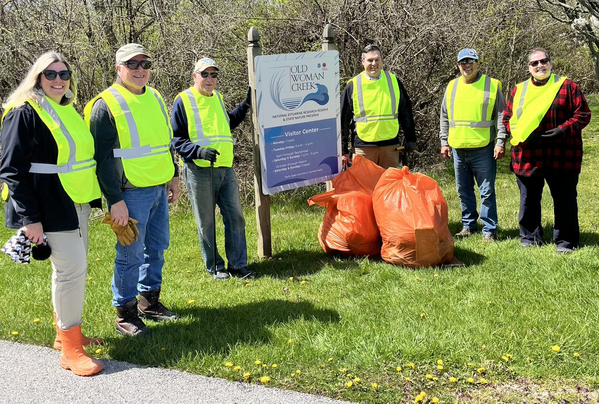 Huron Rotary Club members sprucing up Cleveland Road by Old Woman Creek yesterday! *There were more members in the gator somewhere 😂😎*
#ServiceAboveSelf 💛💙⚙️🐯