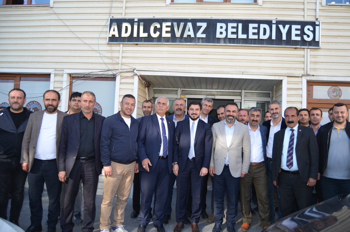 Ak Parti Bitlis İl Başkanı Sayın Av. Kadir KÖSTEKÇİ, Kanaat Önderi Sayın Faruk AYTE ve beraberindeki heyet, Belediye Başkanımız Sayın Av. Abdullah AKBABA'ya hayırlı olsun ziyaretinde bulundu. Nazik ziyaretlerinden dolayı kendilerine teşekkür ederiz. @AvAAkbaba @avkadirkstekci