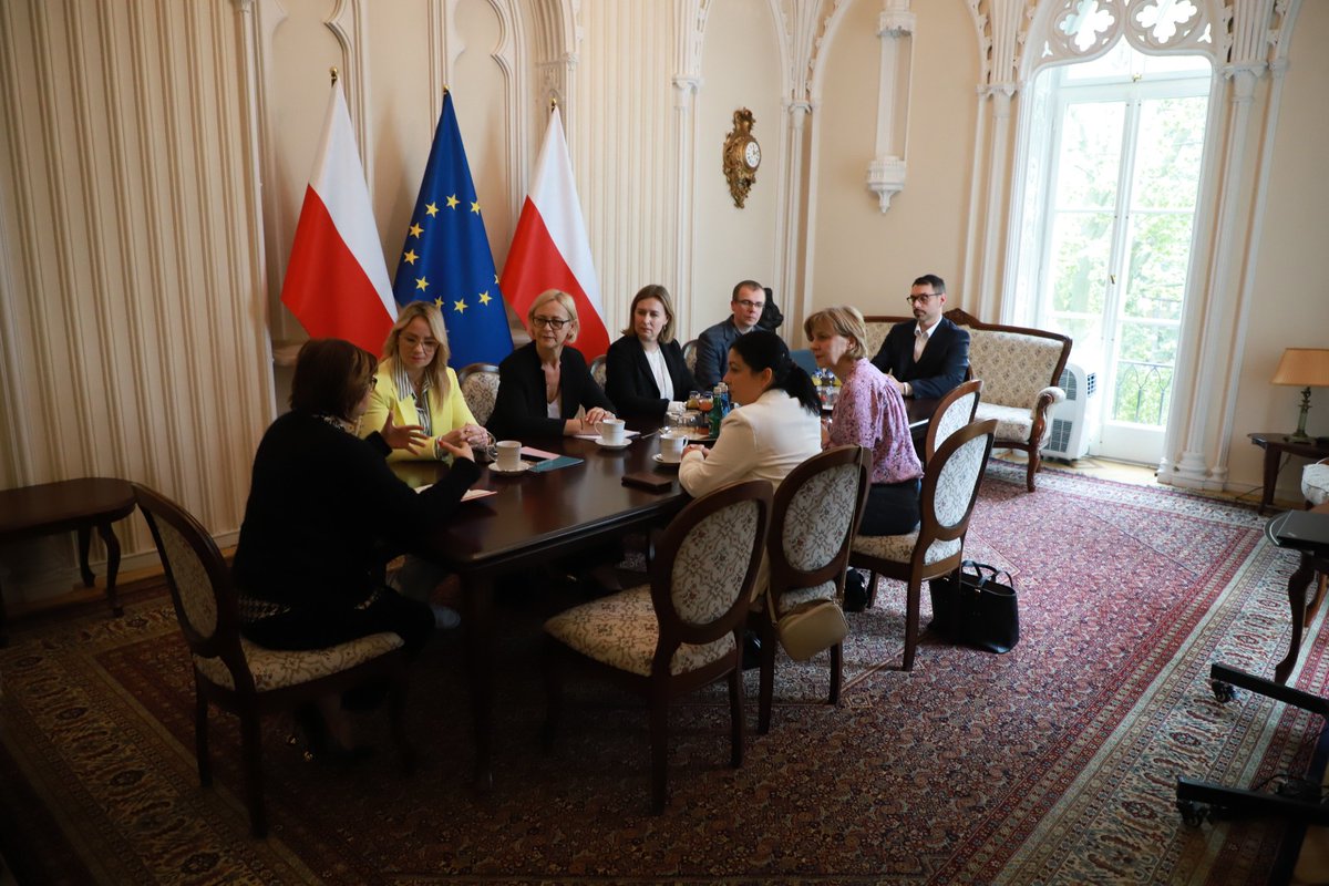 Minister Izabela @Leszczyna w stałym dialogu z przedstawicielkami @OnkoOFO. 🎗️ Działania #MZ, które odpowiadają na potrzeby pacjentów onkologicznych i promują profilaktykę: #onkopłodność w programie #invitro, #HPV, #edukacjazdrowotna – powołanie zespołu do opracowania podstawy