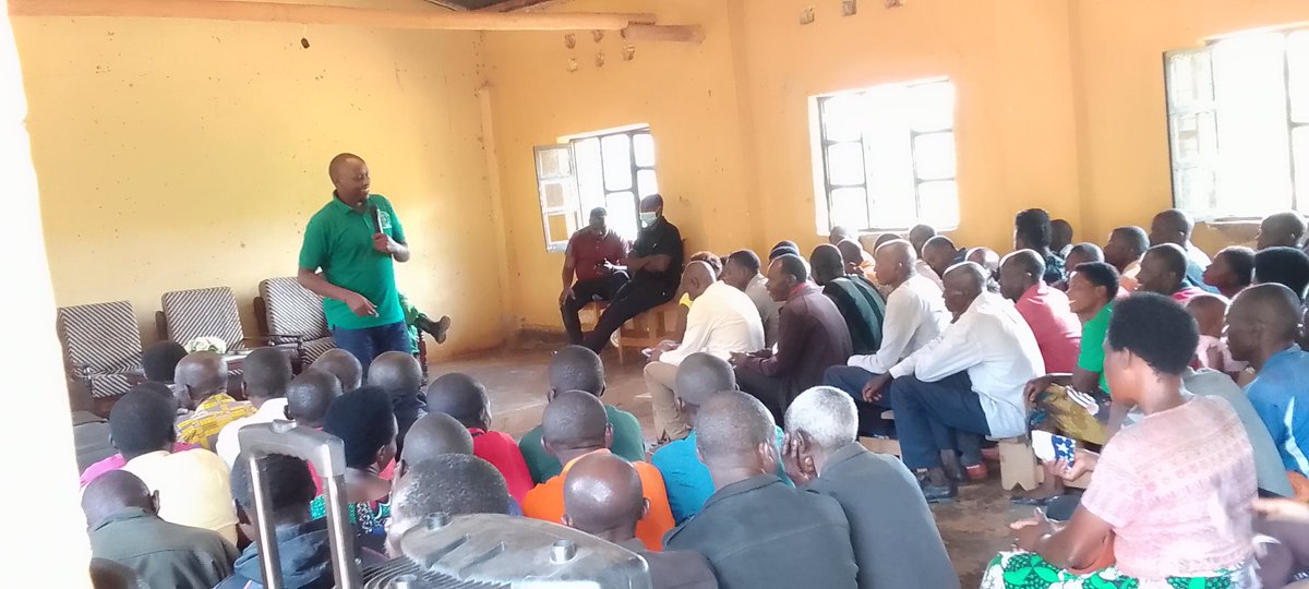 RONGI_Sector's tweet photo. #Umuyobozi w'Akarere ka @Muhanga wungirije ushinzwe ubukungu Bwana @Bizimana  arimo kuganira n'abayobozi munzego z'ibanze  ndetse no kubakangurira  kubwira abaturage guhinga ibisambu bidahinze hagamijwe kurandura inzara burundu. https://t.co/V7wsJuDMLh