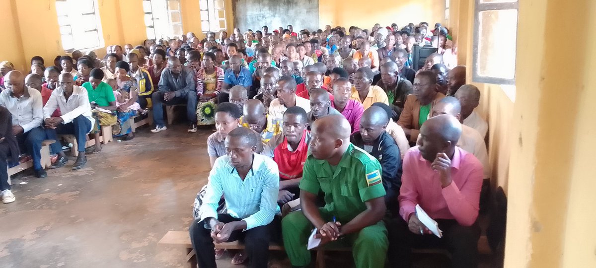 RONGI_Sector's tweet photo. #Umuyobozi w'Akarere ka @Muhanga wungirije ushinzwe ubukungu Bwana @Bizimana  arimo kuganira n'abayobozi munzego z'ibanze  ndetse no kubakangurira  kubwira abaturage guhinga ibisambu bidahinze hagamijwe kurandura inzara burundu. https://t.co/V7wsJuDMLh