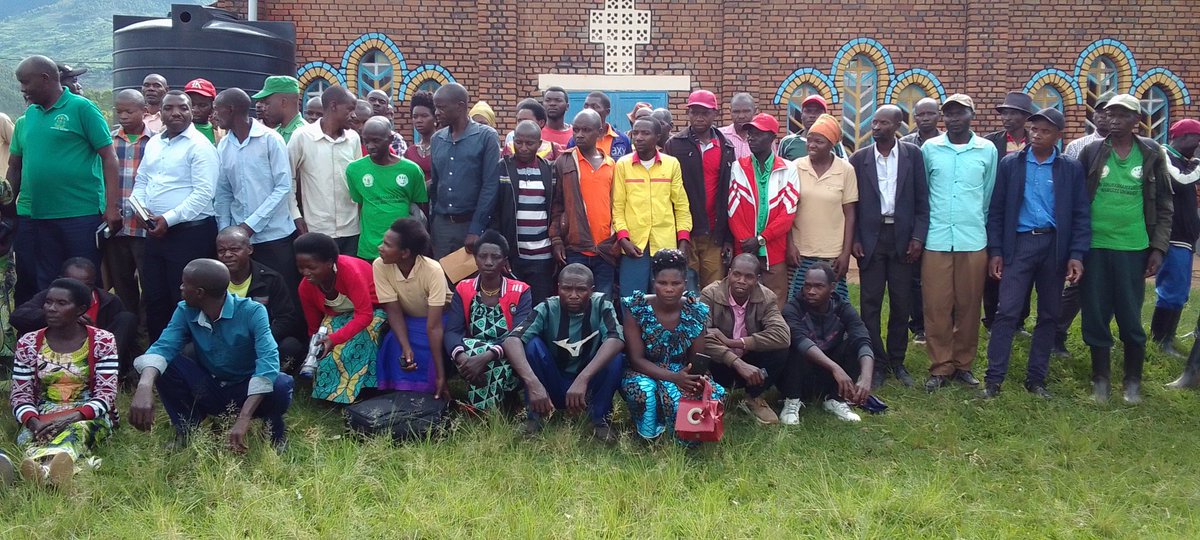 RONGI_Sector's tweet photo. #Umuyobozi w'Akarere ka @Muhanga wungirije ushinzwe ubukungu Bwana @Bizimana  arimo kuganira n'abayobozi munzego z'ibanze  ndetse no kubakangurira  kubwira abaturage guhinga ibisambu bidahinze hagamijwe kurandura inzara burundu. https://t.co/V7wsJuDMLh