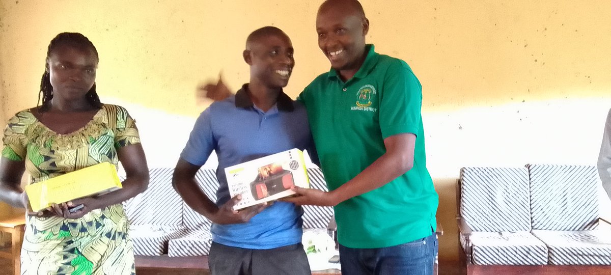 RONGI_Sector's tweet photo. #Umuyobozi w'Akarere ka @Muhanga wungirije ushinzwe ubukungu Bwana @Bizimana  arimo kuganira n'abayobozi munzego z'ibanze  ndetse no kubakangurira  kubwira abaturage guhinga ibisambu bidahinze hagamijwe kurandura inzara burundu. https://t.co/V7wsJuDMLh