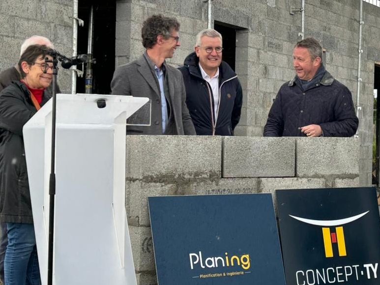 🧱Grand jour pour les équipes <a href="/Orange/">Orange</a> à Ploufragan, avec la pose de la 1ere pierre de notre futur bâtiment ! 
🤩 Conçu pour offrir plus de convivialité et de flexibilité aux équipes, il répondra parfaitement aux enjeux environnementaux ! 
👉RDV en décembre pour l'emménagement !