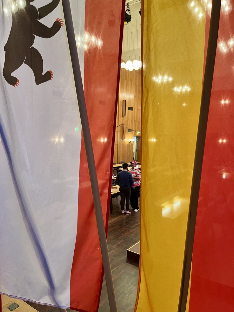 Die BVV in Steglitz Zehlendorf beginnt - heute mit so unterschiedlichen Themen wie dem Umbau des Kranoldplatzes, den Umgang mit dem Kulturerbe aus NS  Zeiten und der Hilfe für Obdachlose. Ihr könnt die BVV auch über den Livestream berlin.de/ba-steglitz-ze… verfolgen. (1)