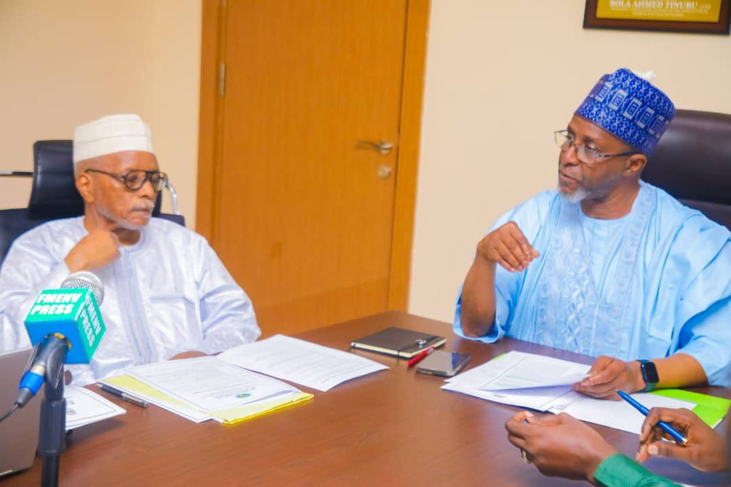 The Minister of @FMEnvng @BalarabeAbbas_ , received in his office the Secretariat for the PAN-AFRICAN Great Green Wall at the Ministry of Environment. This underscores Nigeria's commitment to environmental conservation and combating desertification across Africa