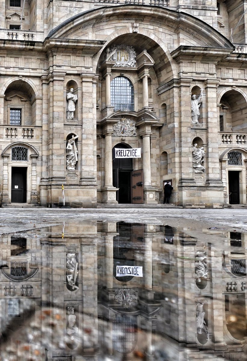 Hm, wie findet ihr es, wenn ich das linke Foto, wo ich durch die Lage der Pfütze einen schrägen Winkel zur Kirche St. Martin (Bamberg) hatte, begradige? Ich finde, es schaut toll aus - so lange man nicht genau hinsieht. 😬🫣🙈 #APuddleADay #WallsOnWednesday #WindowsOnWednesday