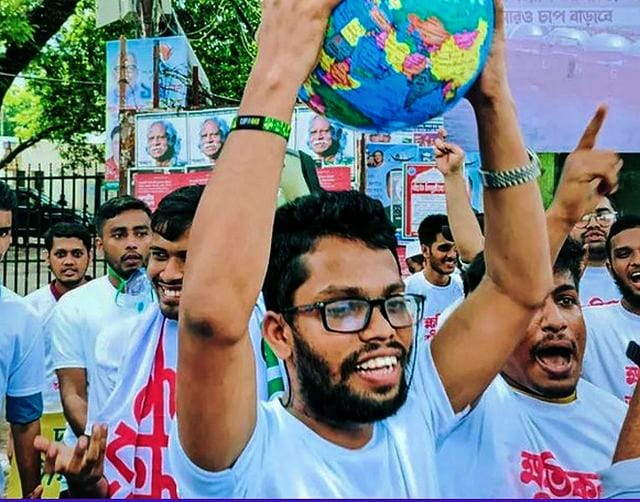 Calling all Bangladeshi youth & Climate activists! 🇧🇩 Join us in #Dhaka on April 19 for the #GlobalClimateStrike. It's time to demand bold action against fossil fuels & fight for a sustainable future. Let's champion #ClimateJusticeNow and ensure a #JustTransition. @GretaThunberg