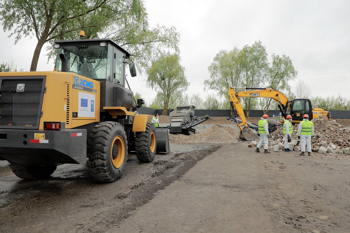 EU_FPI's tweet photo. From destruction to reconstruction: together with @UNDPUkraine we support communities in 🇺🇦#Ukraine to manage waste &amp; recycle debris to make materials for reconstruction.

This is #EUForeignPolicy in action! 
We #StandWithUkraine! https://t.co/lh96kRK95q