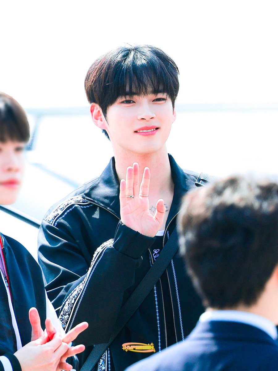 hype_been__'s tweet photo. 240412 
이온음료 광고..
💙찍을 수 있나                 누가 그림 못 그린대.

#제로베이스원 #ZEROBASEONE #ZB1 
#성한빈 #SUNGHANBIN #ソンハンビン https://t.co/wPtwKrwWRF