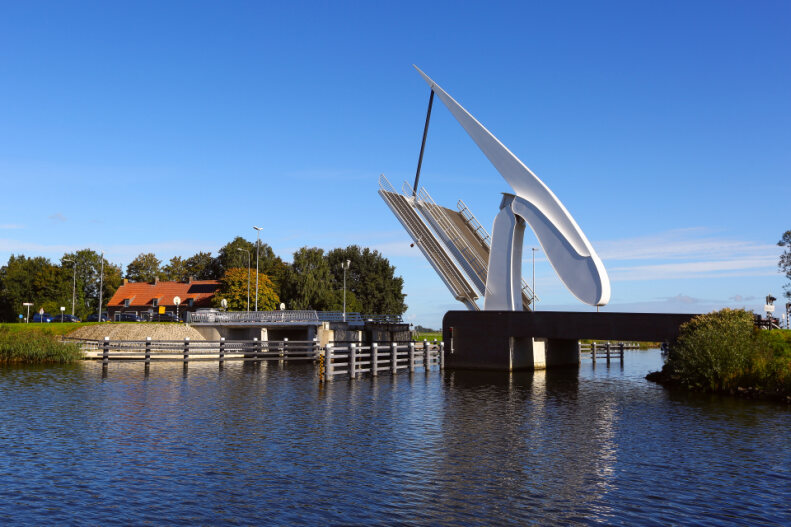 FlevoWegen's tweet photo. Op 27 april is weer de #Mattenschippersrace. De schepen passeren dan zoals elk jaar de #Vollenhoverbrug. 
De schepen zijn tijdens de race te volgen: 
https://t.co/XMAdBrJ8Ah
De Vollenhoverbrug kan wat vaker en langer open staan wanneer de schepen de brug passeren. https://t.co/2BKI4fdgjz