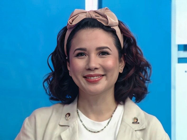[041724] love the pins🍎👑 <a href="/anakarylle/">karylle</a>