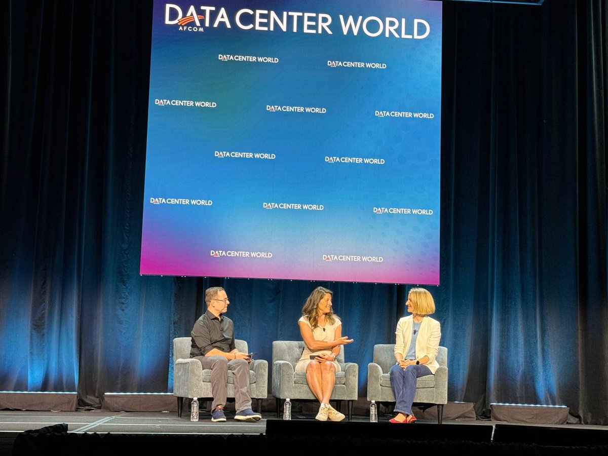 apolocloud's tweet image. Exciting times at #DCWConference! 🚀 @QuadStack and @urisor are leading the charge in digital transformation.
Have questions or want to connect? Our Apolo team is here for you. Let's innovate together! 🔥 #DigitalTransformation #Innovation