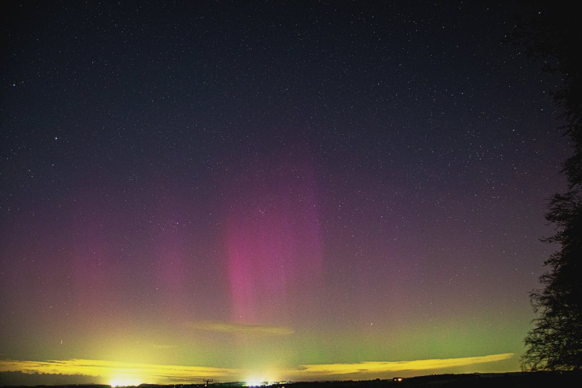 _AstroJoe's tweet image. Aurora over Debyshire last night, shot taken 23:27

Visible pillars, slight green hue to the horizon. to the naked eye. First time catching them *properly*. 

10"   F3.5   3200iso