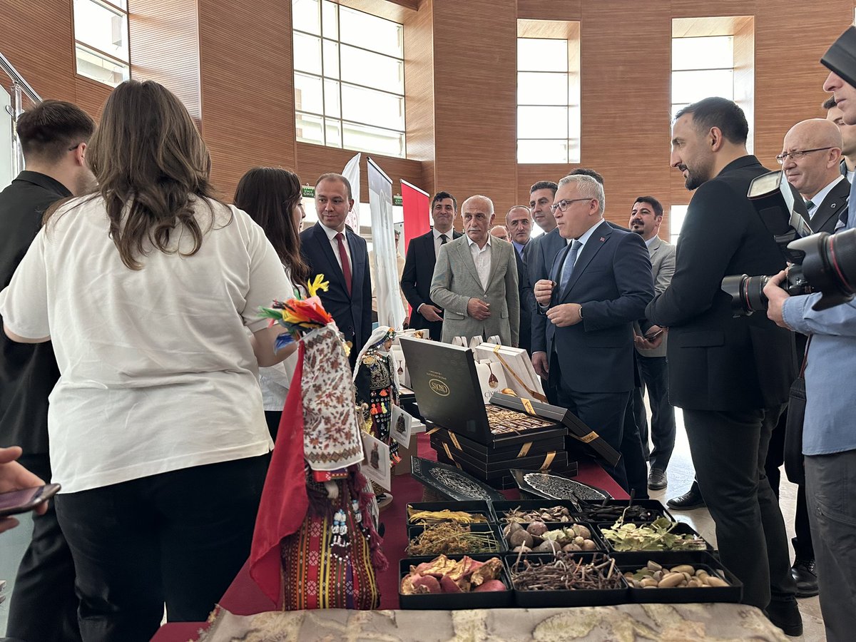 Turizm haftası açılış programı Muhsin Yazıcıoğlu Kültür Merkezinde gerçekleştirildi. Etkinlikte “Atıktan Sanata” ve “Ahşap Yakma Tekniğiyle Tarihi Yansıtan Objeler” Adlı Karma Sergi açılışı yapıldı.