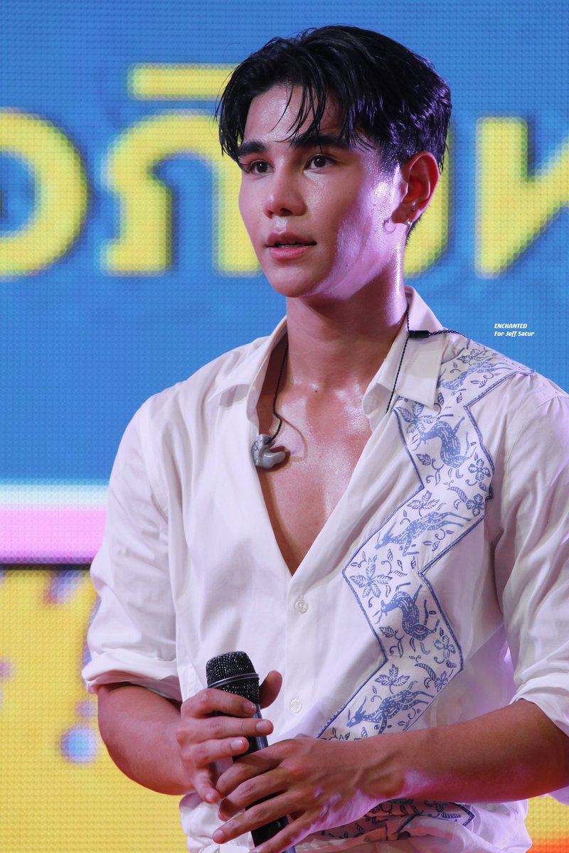 ManuSatsLykyou's tweet photo. God. I really need to go to Songkran. Something is in the air that makes them more attractive and funnier. Both moods  at the same time🫠💛💜 they killed the fandom again🤭

#JeffBarcode #JeffSatur #BarcodeTin #SatsUnit #JeffSaturXSongkranRangnam #TTSSongkranxTaBarcode https://t.co/h7XQKmxhWj