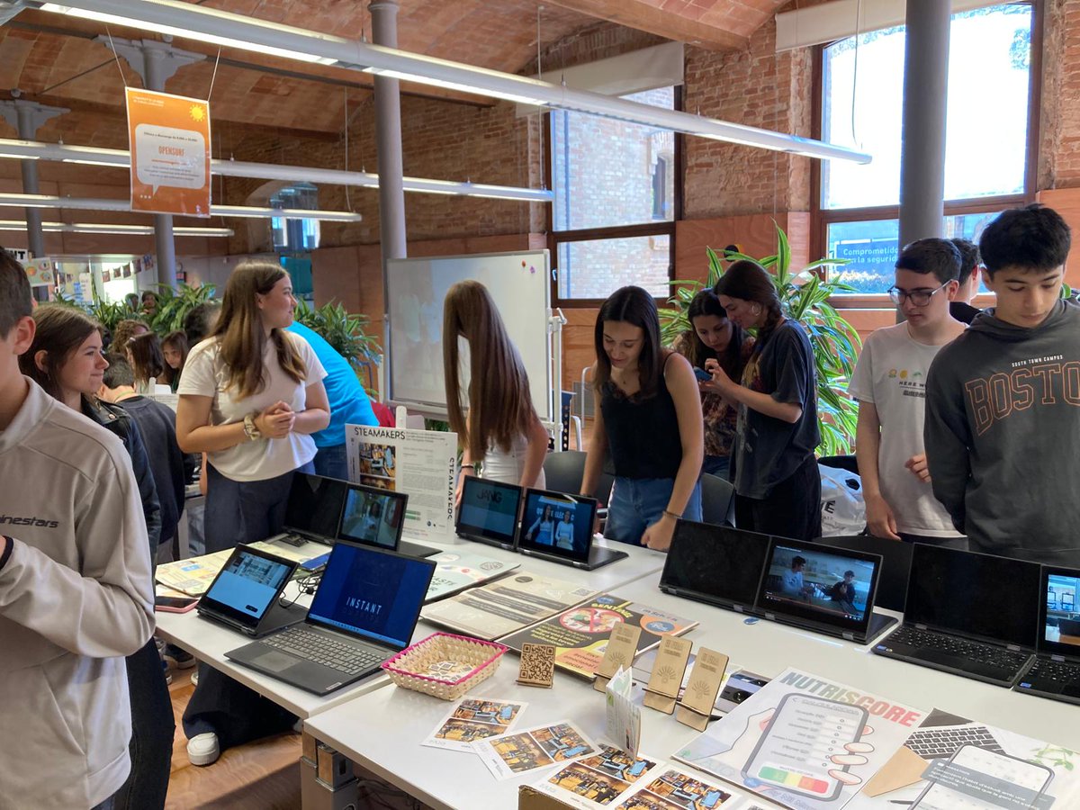 bernatelferrer's tweet image. Ahir, un grup d'alumnes de 3r d'ESO va visitar el @CitiLab de Cornellà per participar a la Fira #STEAMakers, presentant les #Apps per a mòbil que ha desenvolupat llarg del curs. 

Aquesta activitat s’emmarca dins el #programaFAIG del @cesirecat, en el qual participa l'institut.