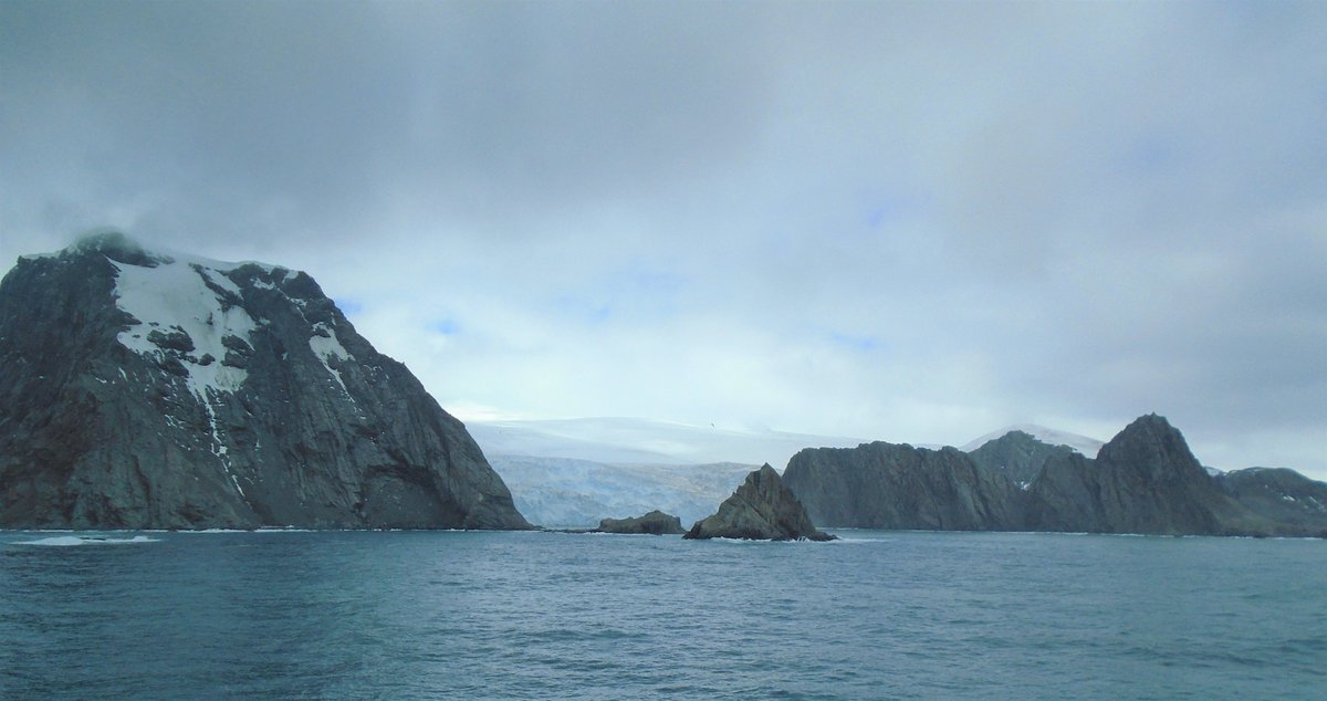 The twenty-eight men of #Shackleton's 'Endurance' returned to their three lifeboats to move their camp on Elephant Island, South Shetlands, from Cape Valentine to Cape Wild on 17 April, 1916.

My snap of Cape Wild (taken from aboard 'Norwegian Star', @CruiseNorwegian)