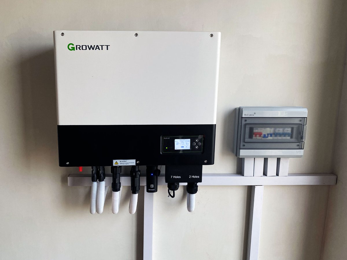 👉Check out this 7kW system in Pakistan, featuring the #Growatt SPH 6000TL BH-UP. Throughout the day, solar energy efficiently powers the home's loads while surplus energy is stored for later use. Supporting peak shaving, the system draws stored energy during high-demand periods.