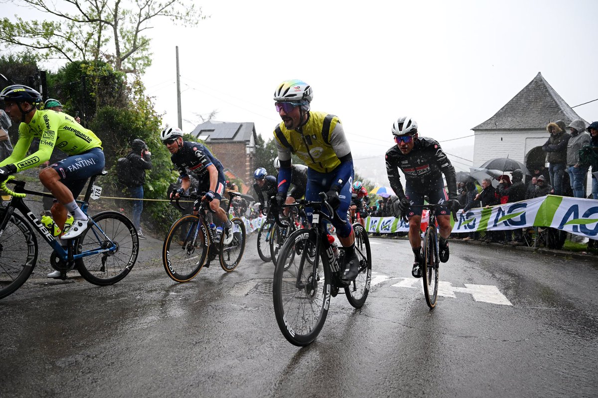 Des visages marqués par le froid et la pluie. Une édition de la @flechewallonne sous des conditions quasi apocalyptiques pour les coureurs. Le Team regroupe ses forces pour son rendez-vous de dimanche avec Liège-Bastogne-Liège. #AllezTotalEnergies #FlecheWallonne