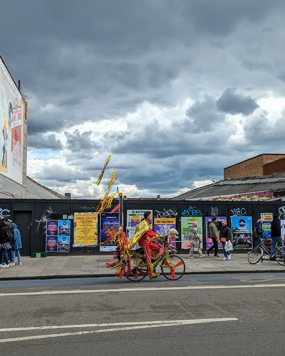 Spotted in #Tooting this afternoon – @bondwimbledon cycling past @TootingMarket, providing a splash of colour against the cloudy skies!