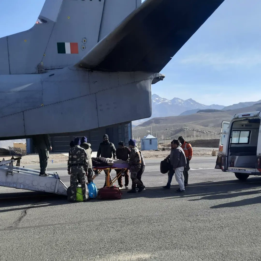 #HarKaamDeshKeNaam

An #IAF An-32 transport aircraft evacuated two civilian patients from #Kargil to #Srinagar today morning.

The patients, who were in need of immediate medical help, sought IAF assistance through the local civil adm.
 #VeeroKiBhoomi #ProgressingJk #BadaltaJK
