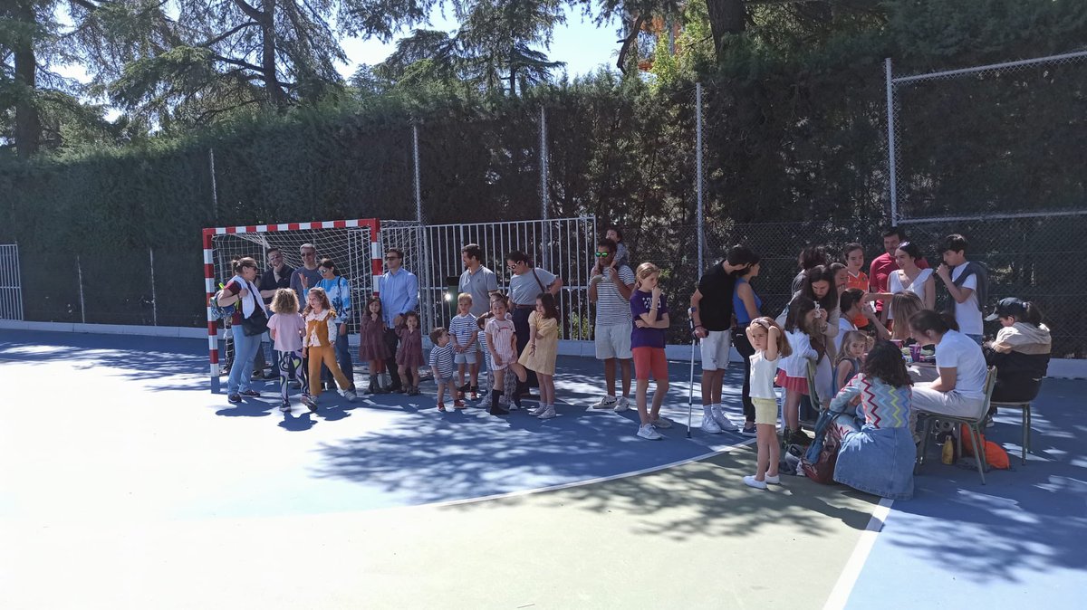 Fantástica jornada de voluntariado familiar en SMP convocados por el Equipo de Pastoral Familiar. Colaboramos con el trabajo de la ONG #NadieSolo con vistas a crear en septiembre un grupo de apoyo por familias de la Comunidad de fe SMP #mewe #pastoralfamiliar #colegiosmarianistas