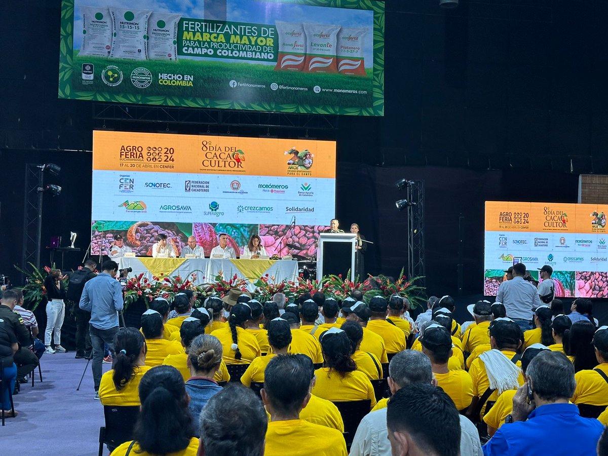 #AEstaHora Se instala en @CenferSA Bucaramanga el Octavo Día del Cacaocultor. Acompañan en la mesa principal al presidente de #Fedecacao @e_baquerocacao, el gobernador de Santander, @GralJuvenalDiaz y el vicepresidente de la Banca Agropecuaria, Andrés Perdomo. #SoyFedecacao