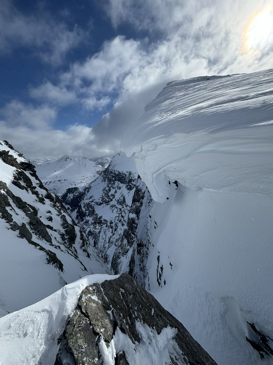 Today’s plan A was looking in good conditions but the cornices on top pf the route were kind of big and the day warming fast, normally a cornice like that would not break suddenly, but if it do, I didn’t wanted to be skiing and climbing below, in a route that would take some