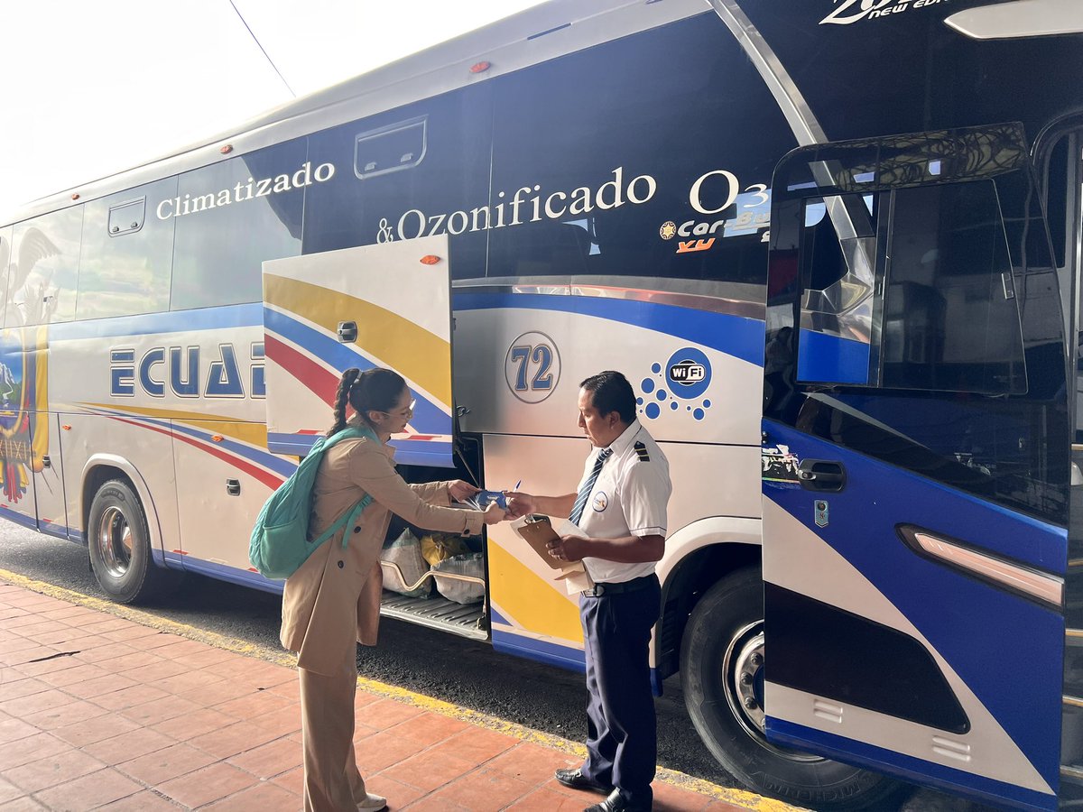 riobamba's tweet photo. Equipo técnico de la Dirección de #Turismo del @MuniRiobamba entregó a transportistas y Centros Artesanales el programa de actividades y eventos #RaymiChay
Revisa la oferta de los eventos, productos y servicios en el siguiente enlace: 👉🏽 https://t.co/odZtkGktKg https://t.co/cfFQdHbYkN