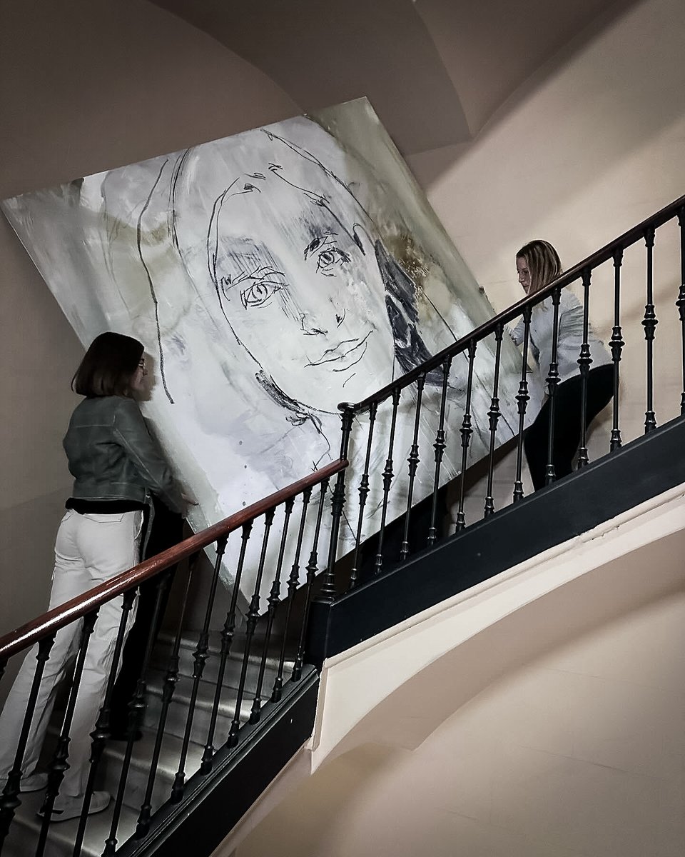 laiaserch's tweet photo. mai hauria pensat que el retrat que vaig fer a carla vall hauria inspirat una pintura de paula bonet. I mira. https://t.co/h3EezOeA1W