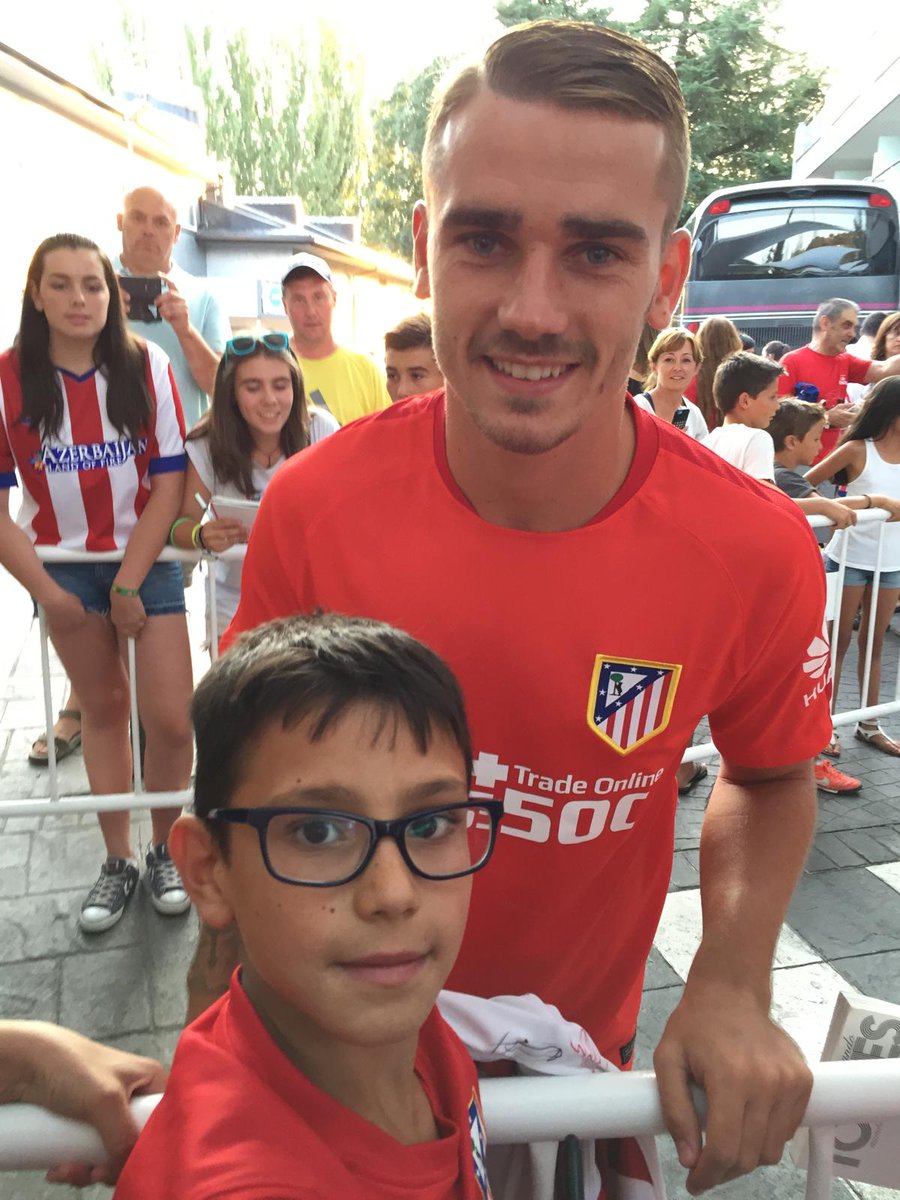 jtoribiov's tweet photo. @VanesaRodriguez @Atleti @AntoGriezmann ... la pasión por su @Atleti le mantiene vivo desde pequeño. Miles de chic@s como él se ilusionan cada partido, y siguen creyendo que si hoy no ha podido ser, podrá suceder mañana. @Simeone #OtraFormaDeEntenderLaVida https://t.co/qA1HrmxLle