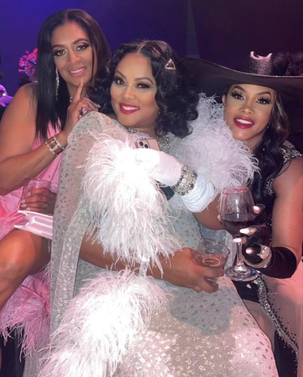 MsVivicaFox's tweet photo. GM DAWLINGS! JOIN ME IN WISHING MY GURL @LelaRochon A HAPPY BLESSED BIRTHDAY! LELA IS A WONDERFUL ACTRESS, WIFE, MOTHER, DAUGHTER & GURLFRIEND! LUVS YA TONS QUEEN! ENJOY! #FILMLIFE #QUEENTHANGS 🔥👸🏽 🎬 🤑🥂🎂🔥 https://t.co/EF3ATpVXlB