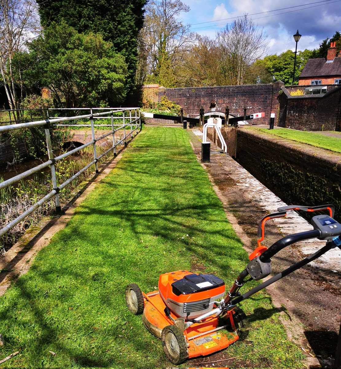 Today's lock keeping session was all about grass cutting #volunteerbywater #VLK #Atherstonelocks #CoventryCanal