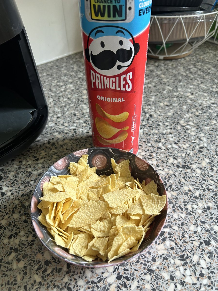 Lisholl's tweet photo. @pringleshelp_uk Hi Pringles. I bought these today and upon opening, every single Pringle was crushed 😭😭 Very upset! https://t.co/vzBWEEdOcT