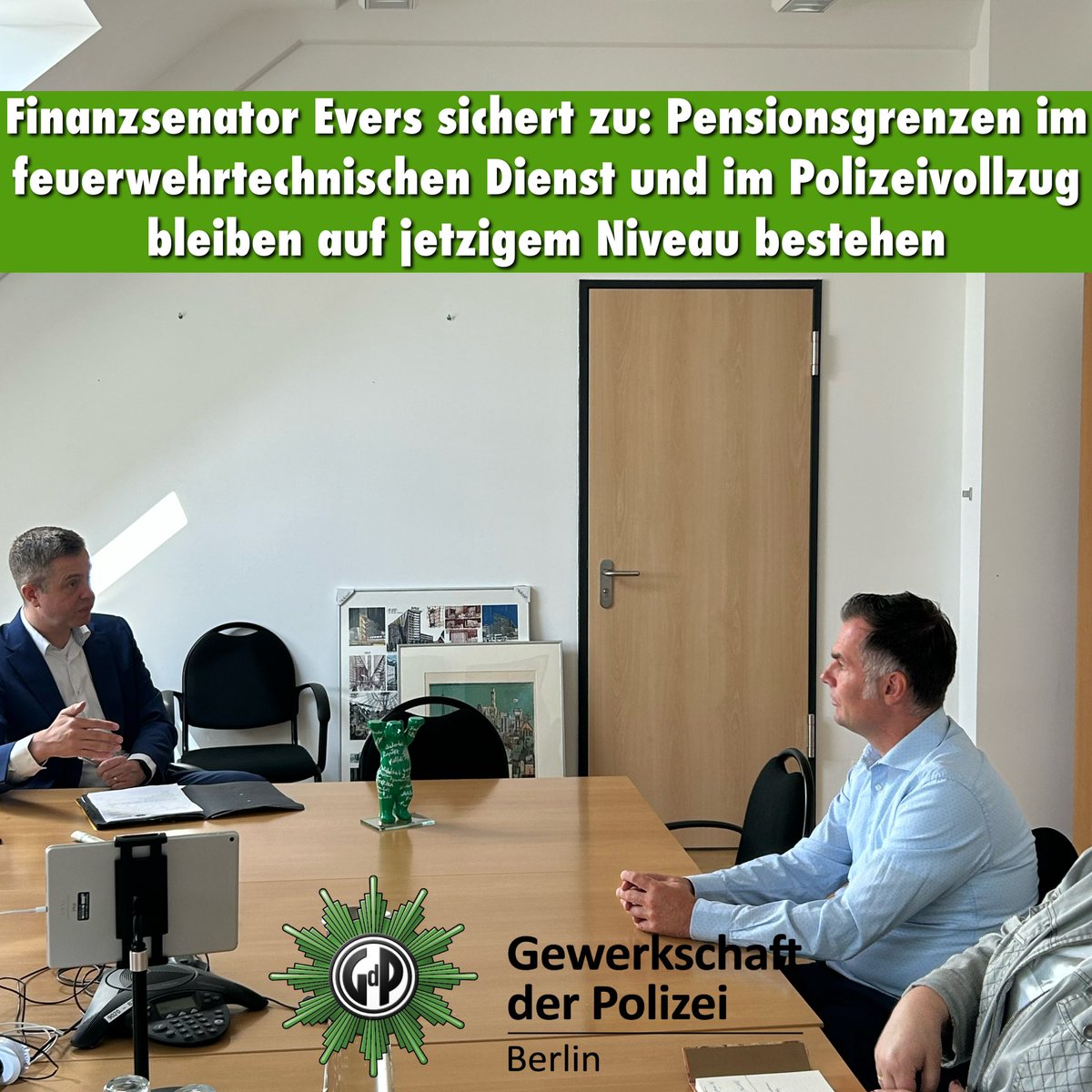 Finanzsenator @BerlinGestalter sicherte uns heute zu, dass die Pensionsgrenzen im feuerwehrtechnischen Dienst und Polizeivollzug, wie im Koa-Vertrag versprochen, nicht erhöht, sondern auf dem aktuellen Niveau fixiert werden - Danke für das klare Bekenntnis gdp.de/gdp/gdpber.nsf…