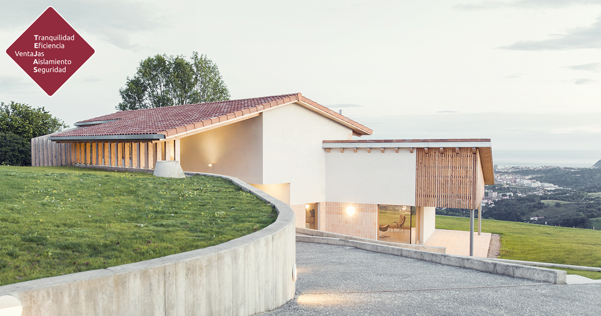 mazarronceramic's tweet photo. 🏘️ ¿Por qué elegir teja cerámica para la cubierta de tu proyecto? 

Diseño, eficiencia, sostenibilidad, durabilidad, altas prestaciones técnicas… Estas son algunas de las razones.

+ Info en el artículo de @in_construccion: https://t.co/DF6DdEM4Rr 

#eltejadodetejas https://t.co/VlvzJOHTRP
