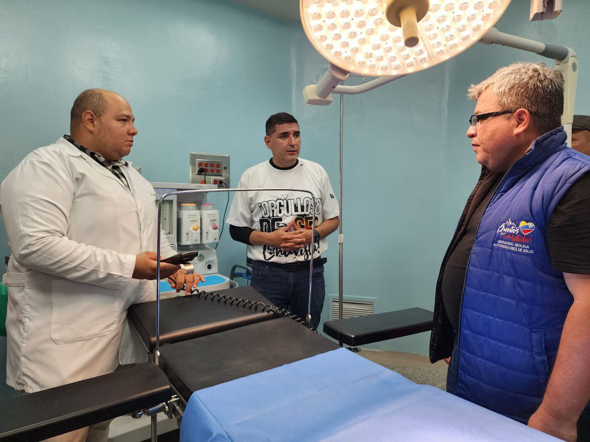 JEHYSONGUZMAN's tweet photo. ¿Se enteraron? Pues les cuento la extraordinaria noticia que hemos logrado en el Hospital “Antonio José Uzcátegui” de Tucaní, municipio Caracciolo Parra y Olmedo, gracias al apoyo de nuestro presidente @NicolasMaduro. 

Son tres quirófanos puestos en funcionamiento luego de una ardua tarea titánica para su recuperación integral, luego de estar más de 8 años inoperativos. Ahora dos quirófanos están habilitados para cirugía general y una para legrados, revisión y observación.

Pero los quirófanos no es todo, porque adicional a ello rehabilitamos la sala de pediatría, la sala de recuperación anestésica y la entrega de una máquina de anestesia complemente nueva enviada por el presidente @NicolasMaduro y otra recuperada por la fuerza trabajadora de la salud.

Ahora el eje panamericano cuenta con áreas completamente modernas con tecnología de punta para atender las solicitudes del sistema 1x10 del buen gobierno, desde el jueves inician las primeras 20 cirugías con el plan de esterilización completamente gratis.

#PorAMORaMÉRIDA