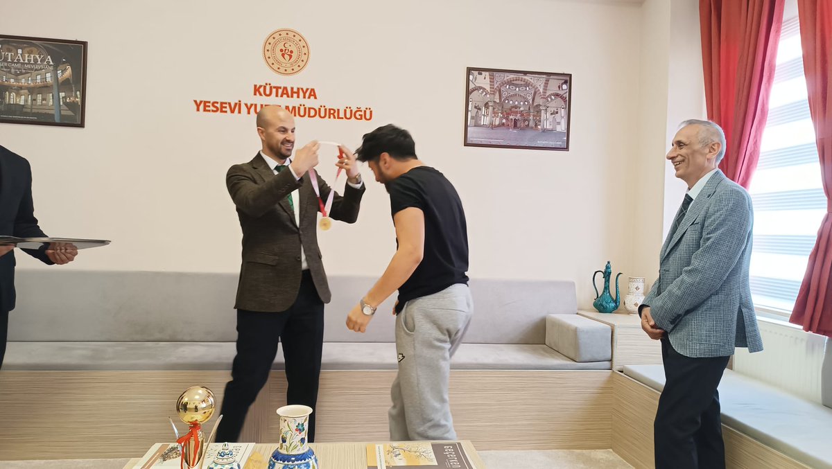 📍Yesevi Yurt Müdürlüğü İl Müdürümüz Turhan YAVUZ, yurtlar arası futbol turnuvasında şampiyon olan Yesevi Yurt Müdürlüğü sporcularımıza kupa ve madalyalarını verdi.