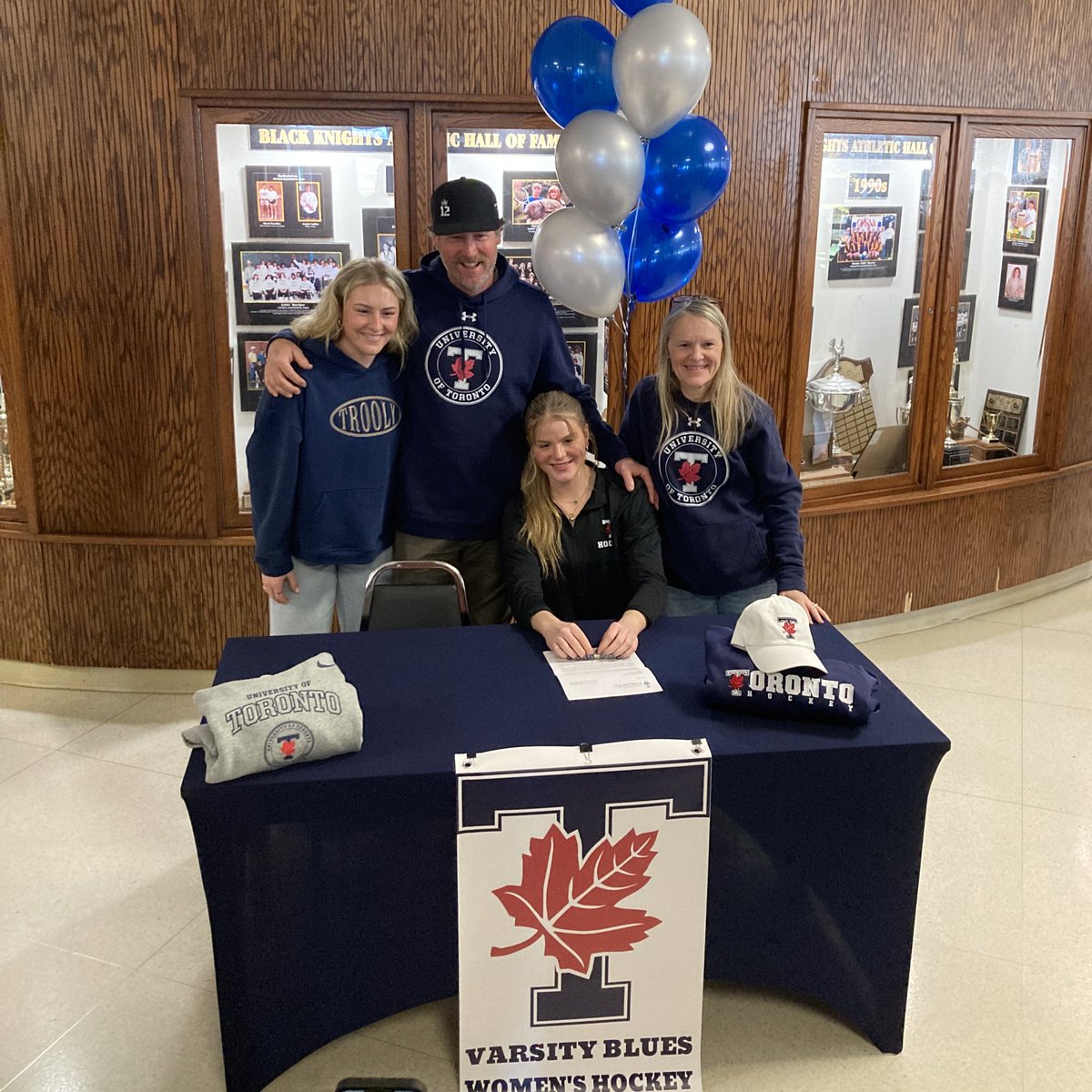 LSS_Athletics's tweet photo. Moment of pride for @LaSalle_LDSB student athlete Sadie who just signed with @UofT 🏒 #KnightPride 💛🖤💙🤍 https://t.co/I0JdA5L4ap