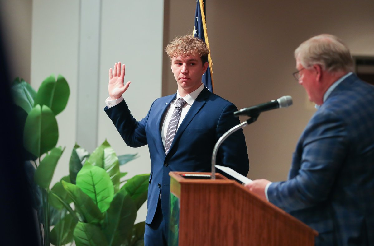 Sam Schroeder and Zane Grizzle were inaugurated as UNK student government president and vice president, respectively, Tuesday night. @UNKStudentGov also honored retiring UNK Chancellor @KristensenDoug with a group photo and their signatures. #PowerOfTheHerd