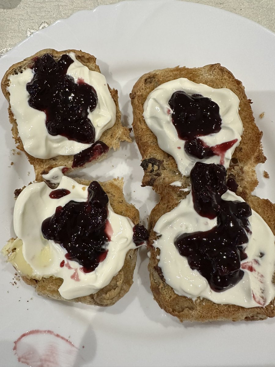 Majuch73's tweet photo. Takie czary mam dzisiaj do kawy.#crossbuns https://t.co/ERQNweeo56