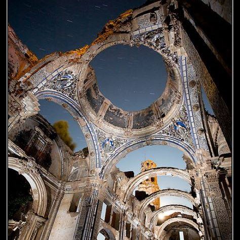 Ruinas en el pueblo abandonado de Belchite, el cual fue destruido en la Guerra civil española.
'La luz de la luna a través de las ruinas del arte y la guerra #arte #ruinas #Belchite